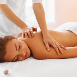 Relaxing massage with botanical oils 
