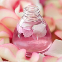 Peeling cristal aux huiles et pétales de fleurs